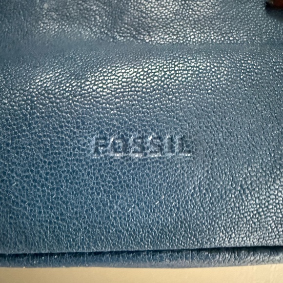 Fossil blue genuine leather crossbody bag with adjustable strap. Multi pocket - Picture 9 of 15